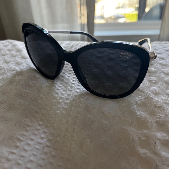 CHANEL Black , white Chanel pearl Wraparound Sunglasses with Matte Finish - Picture 3 of 12